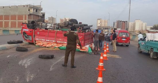 انقلاب سيارة نقل مقطورة محملة بالأعلاف في الصف