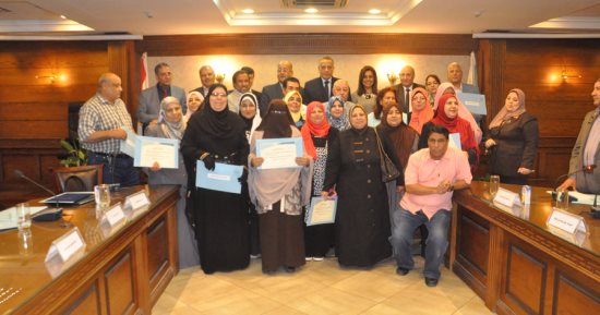 محافظ الجيزة يكرم 29 موظفًا من المحالين للمعاش