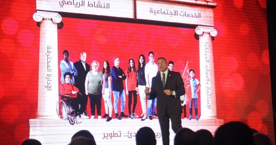 الخطيب يقدم برنامجه الانتخابى.. ويوجه التحية لرؤساء الأهلى