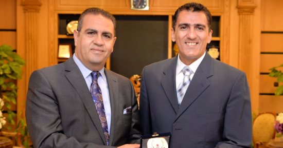 رئيس جامعة المنصورة يكرم حكم لبطولة ويمبلدون من العاملين