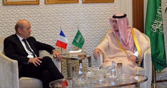 صور.. الجبير: يجب نزع سلاح حزب الله بلبنان ليصبح سياسيا فقط 