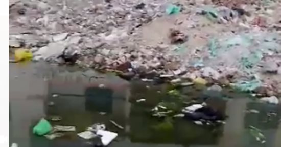 القمامة ومياه الصرف تحاصر مدينة النهضة بمحافظة السويس.. صور