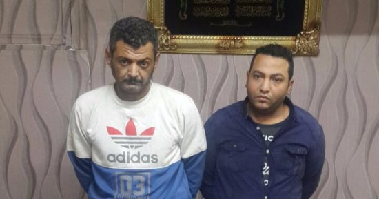 كاميرات المراقبة تكشف المتهمين بسرقة 2000 دولار من عامل أمام صرافة بعابدين