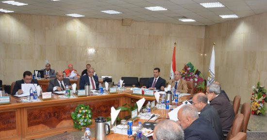 رئيس جامعة أسيوط يراجع استعدادات الكليات لبدء امتحانات الفصل الدراسى الأول