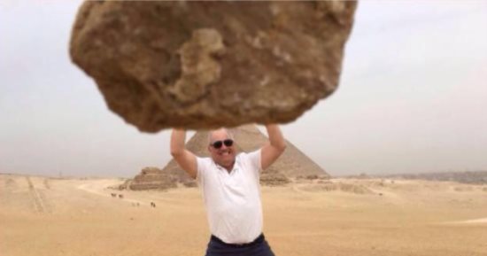 مارتن يول مدرب الأهلى السابق يستعيد ذكرياته فى مصر بعدة صور أمام الأهرامات
