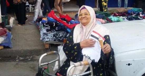 صور.. توافد المواطنين بميدان المنشية بالإسكندرية لتوقيع استمارة "علشان تبنيها"