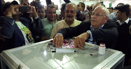 صور.. محافظ بورسعيد يدلى بصوته فى انتخابات النادى المصرى