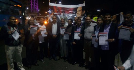 توافد المواطنين لتوقيع استمارات "عشان تبنيها"  بالإسكندرية