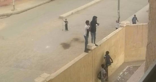 صور.. شكوى من بلطجية يعتلون أسوار مدرسة الثورة للبنات بالعاشر من رمضان 