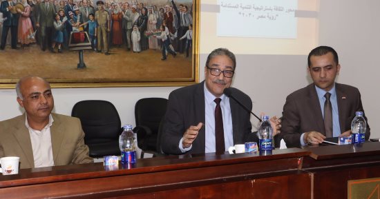 صور.. عامر يرأس اجتماع تدشين فريق عمل التنمية المستدامة بقصور الثقافة