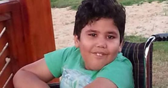 أم بالسويس تناشد المسئولين إنقاذ ابنها من مرضه النادر بعد بيع كل ما تملك