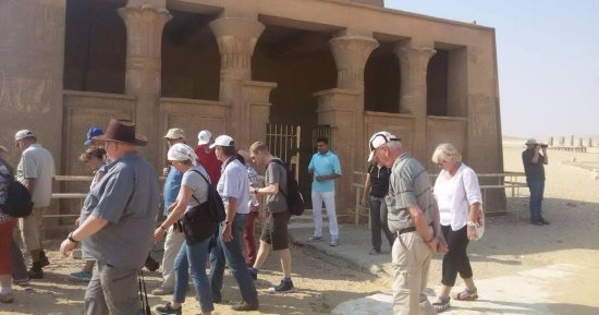 وفد سياحى يزور منطقة تونا الجبل الأثرية بالمنيا