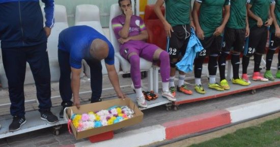 صور.. "باقات ورد" وجماهير تعتلى أسطح المنازل أبرز مشاهد ديربى المحلة 