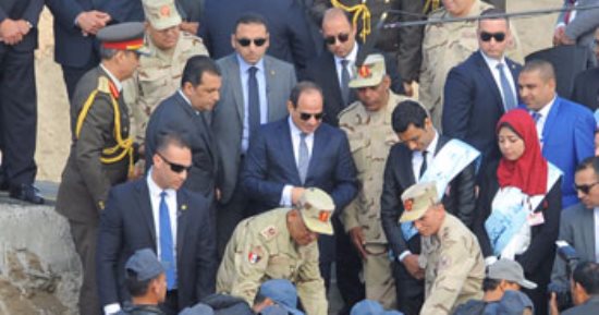 صور وفيديو.. أحد الصيادين يلقى قصيدة أمام الرئيس السيسى.. وزملائه يهتفون: "تحيا مصر"