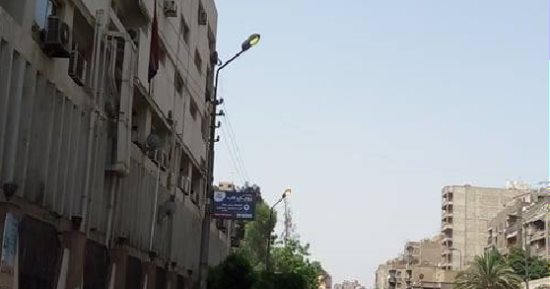 صورة.. أعمدة إنارة مضاءة نهارا أمام مستشفى منشية البكرى فى جسر السويس