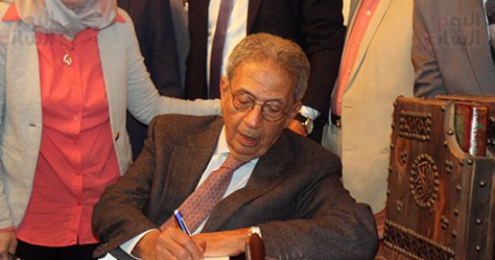 صور وفيديو.. عمرو موسى عن منتقدى "كتابيه": "كل ما واحد يشتم 50 نسخة تتباع"