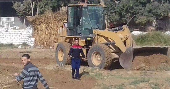 صور.. إزالة التعديات على الأراضى الزراعية وأملا الدولة بالدلنجات بالبحيرة