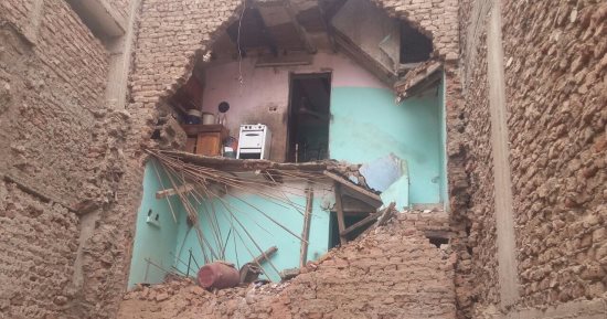 صور.. هبوط أرضى يتسبب فى انهيار منزل "كوم أبو شيل" بأسيوط