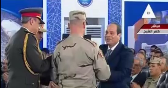 رئيس جهاز الخدمة الوطنية يهدى الرئيس المصحف الشريف فى افتتاح بركة غليون