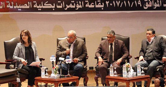 بيومى فؤاد لطلاب "عين شمس": مسرح الجامعة هو المحك الحقيقى لاكتشاف المواهب (صور)