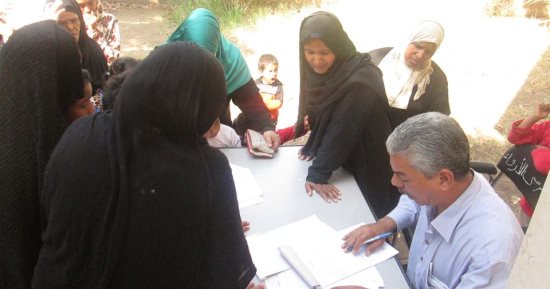 صور.. قافلة الطود الطبية بالأقصر تواصل الكشف الطبى على أهالى القرية