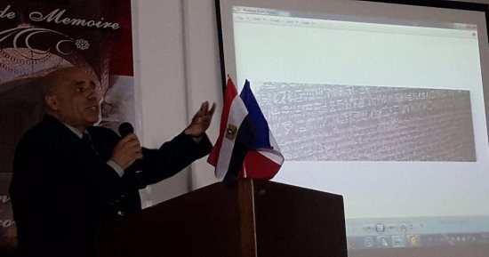 باحث مصرى: المؤرخون أجمعوا أن شامبليون لم ير حجر رشيد