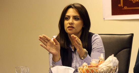 السنفرة الأول ولا الغسول.. خبيرة تجميل توضح أخطاء العناية بالجسم بالشتاء