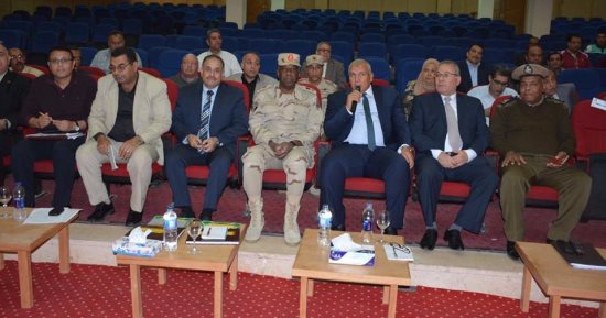 قائد الدفاع الشعبي يشهد آليات التدريب لمواجهة الأزمات بالوادى الجديد