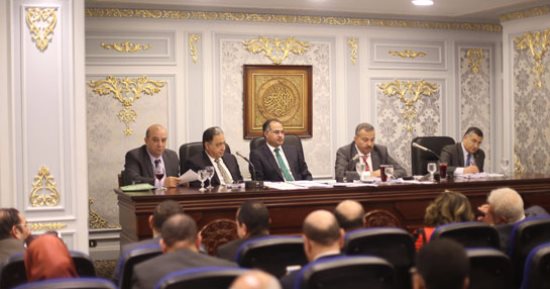 النواب يلتفون حول وزير الصحة للتوقيع على طلبات دوائرهم