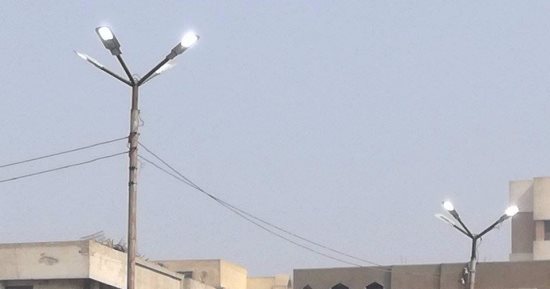 قارئ يرصد أعمدة إنارة مضاءا نهارا بميدان العارف فى سوهاج