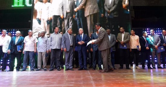 صور.. خالد فودة يكرم مدير ثقافة جنوب سيناء لمجهوداته فى منتدى شباب العالم