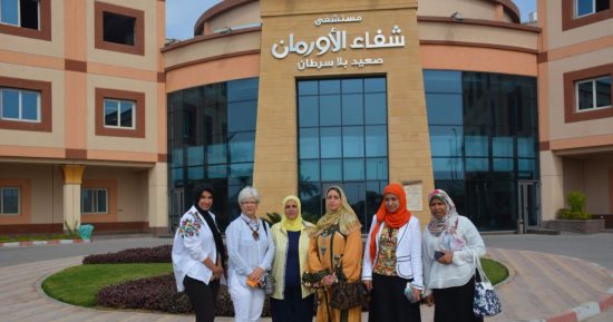 صور.. أستاذة تمريض بجامعة أمريكية ووفد تمريض قنا يدعمن مرضى السرطان بالأقصر