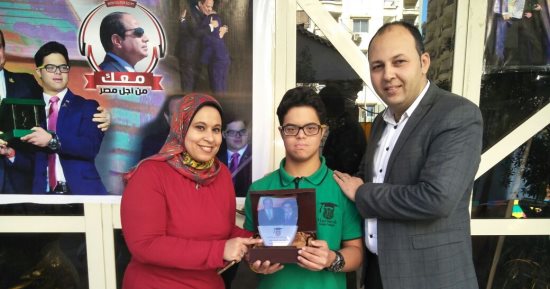تكريم السباح محمد الحسينى بإحدى المدارس الخاصة