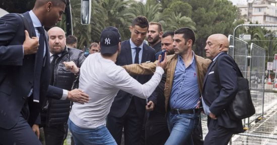 مشجع ينتحل شخصية صحفى لالتقاط سيلفى مع رونالدو