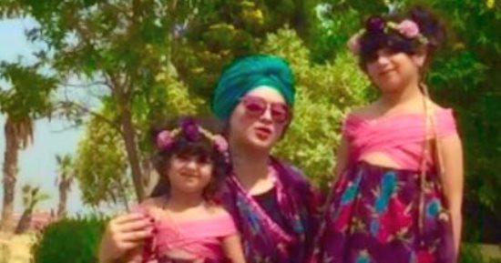 البنت طالعة لأمها.. سارة اختارت نفس الأزياء الخاصة بها لبناتها 