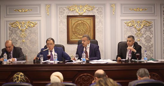 نقيب الصيادلة يطالب بتخفيض مدة تطبيق قانون التأمين الصحي إلي 6 سنوات