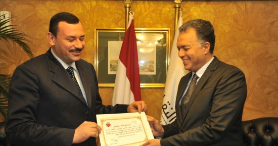 وزير النقل يكرم مدير عام بشركة مترو الأنفاق لرفضه تلقى رشوة 150 ألف جنيه