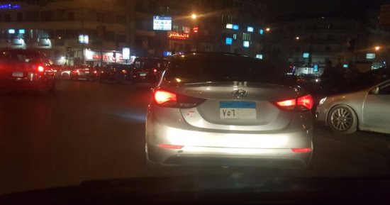 قارئ يرصد سير سيارة بلوحات معدنية مطموسة فى مصر الجديدة