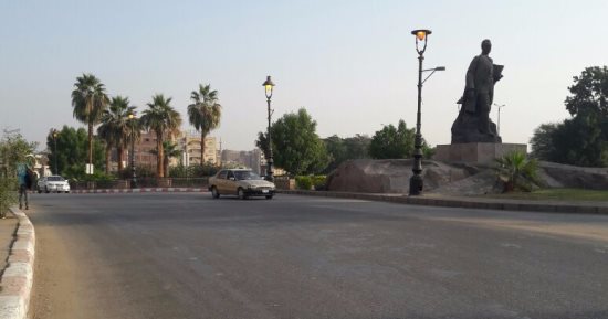 قارئ يرصد أعمدة إنارة مضاءة صباحا بطريق السادات فى أسوان