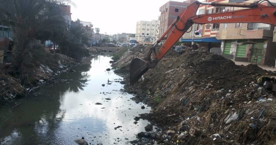 بدء أعمال تغطية ترعة الساحل وحل مشكلة مصرف غيط البلد بميت أبو غالب فى دمياط