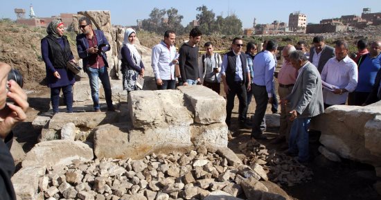 صور.. وزير الآثار ورئيس جامعة عين شمس يصلان لموقع حفائر منطقة عرب الحصن بالمطرية