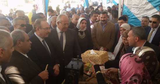 وزير التنمية المحلية ومحافظ بنى سويف يتنافسان على شراء منتجات سيدات ابشنا "صور"