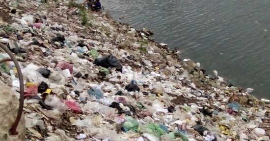 قارئ يشكو تراكم القمامة بموقف المناشى فى منشأة القناطر 