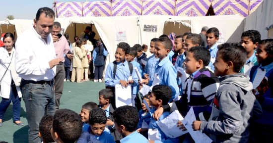 فيديو وصور.. محافظ الأقصر يتفقد قافلة طبية ومستشفى ميدانى لعلاج مرضى البر الغربى