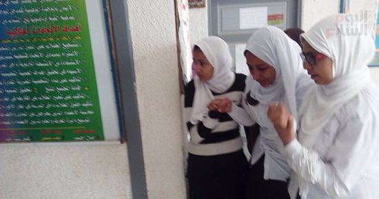 صور.. اختناق طالبات بمدرسة ثانوية فى الداخلة بسبب حرق مخلفات زراعية