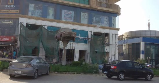 قارئ يشكو من تعليق "سيارة خردة" بمدخل مول فى 6 أكتوبر خوفا من سقوطها