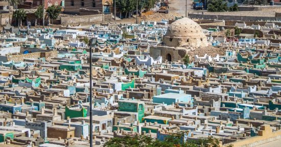 صور.. صراع التوسل إلى الله باسم الأضرحة بالصعيد.. الأجيال اختلفوا فى ثقافتهم وتعليمهم واتفقوا فى زيارتها والتوسل إليها دون الارتباط بعلم وتكنولوجيا.. وأمين الدعوة بالأزهر: التوسل لله باسم الأضرحة جهل وفساد وشرك