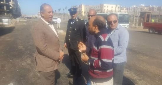 صور ..محافظ البحر الأحمر يتفقد أعمال الإنشاءات بمسجد الدهار الكبير بالغردقة 