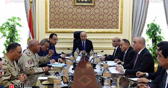 رئيس الوزراء يبحث موقف الخدمات العامة وتلبية متطلبات الأهالى بجزيرة الوراق (صور)