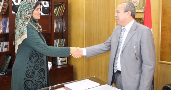محافظ دمياط يبحث مع مدير الأبنية التعليمية موقف المدارس تحت الإنشاء